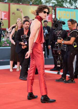 Timothée Chalamet en combinaison rouge et dos nu pose aux côtés de Zendaya à La Mostra de Venise, le 2 septembre 2022