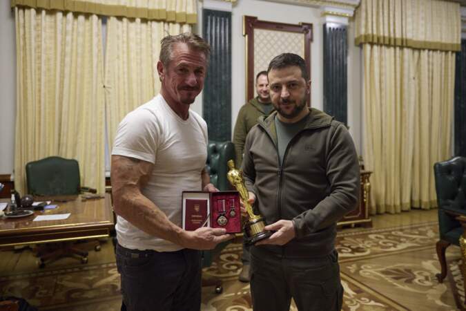 Sean Penn s'est rendu en Ukraine pour remettre l'un de ses Oscars à Volodymyr Zelensky