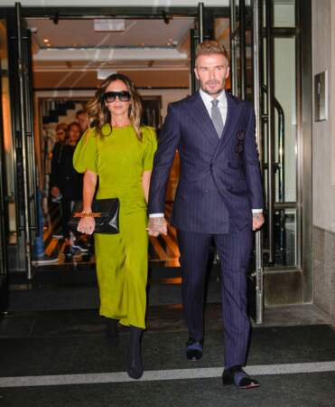 La styliste a été aperçue quelques jours plus tard à la sortie de son hôtel avec David Beckham à New York dans une robe vert électrique