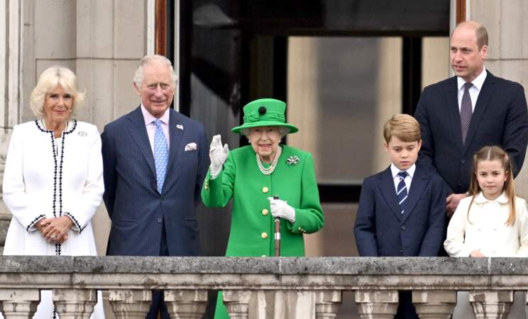 La défunte monarque a fait l'une de ses dernières apparitions au bacon de Buckingham dans un long manteau vert vif et chapeau assorti
