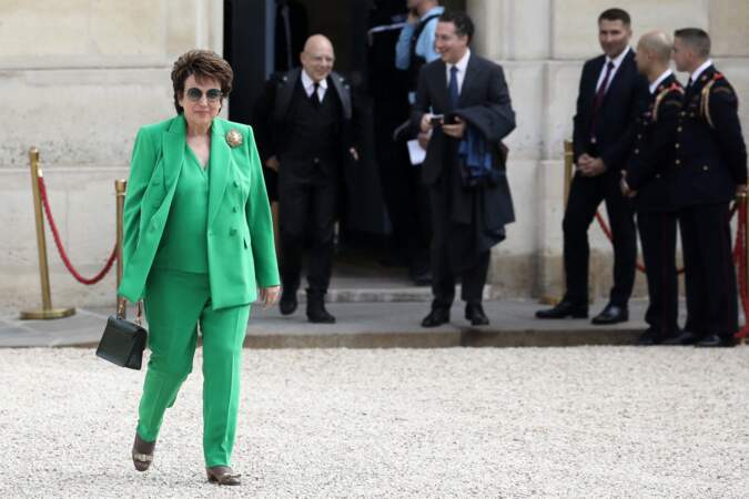 L'ancienne ministre de la culture a opté pour un total look vert flashy, composé d'un tailleur pantalon, d'un sac à main en cuir et d'une broche en forme de tête de lion