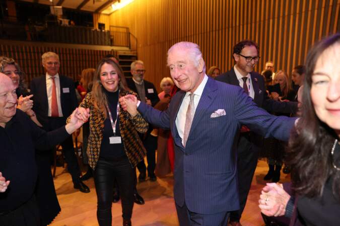 Le roi Charles III se lâche sur la piste de danse, le 16 décembre 2022