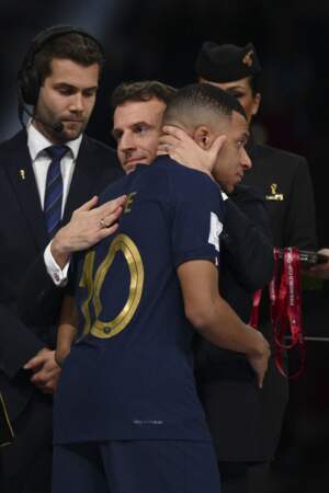 Kylian Mbappe consolé par Emmanuel Macron après la défaite des Bleus face à l'Argentine lors de la finale de la Coupe du monde au Qatar, le 18 décembre 2022
