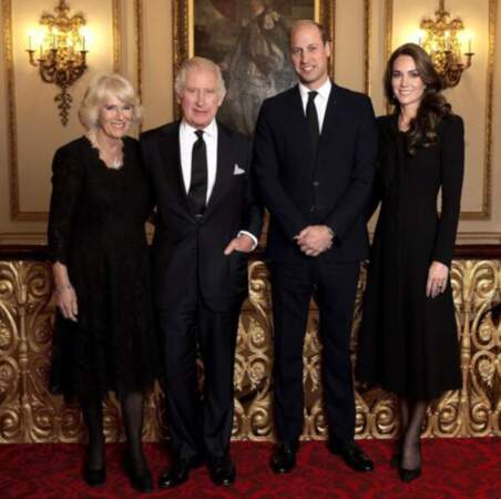 Pour sa première photo officielle, le roi Charles III pose aux côtés de Camilla Parker Bowles, le prince William et Kate Middleton, le 1er octobre 2022
