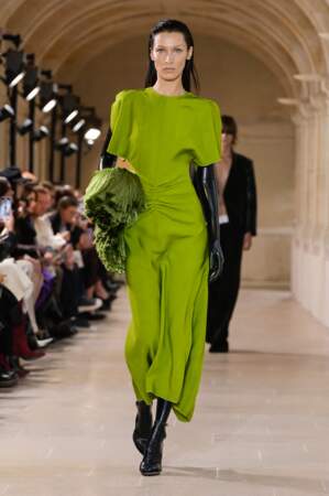 Bella Hadid, la soeur de Gigi Hadid, n'a pas non plus échappé au vert flashy en 2022. Le top modèle a été photographiée dans une robe fluo au défilé de prêt-à-porter Printemps/Été 2023 Victoria Beckham en septembre 2022