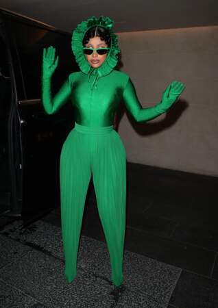 La chanteuse a revêtu une combinaison verte à gants du créateur Richard Quinn, portée avec un bonnet à froufrous, un pantalon plissé couvrant complètement ses pieds et une paire de lunettes vertes