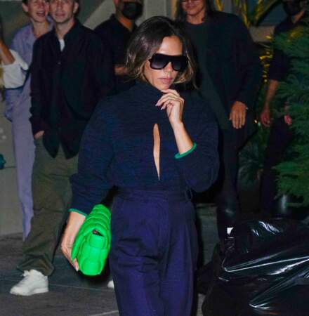 Quand elle ne porte pas de robe verte fluo, Victoria Beckham s'assure d'avoir au moins un accessoire de cette couleur, comme ici lors d'une sortie au restaurant Indochine à New York en octobre 2021