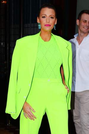 Blake Lively a tenté un total look vert fluorescent en août 2018, alors qu'elle quittait l'hôtel Greenwich à New York