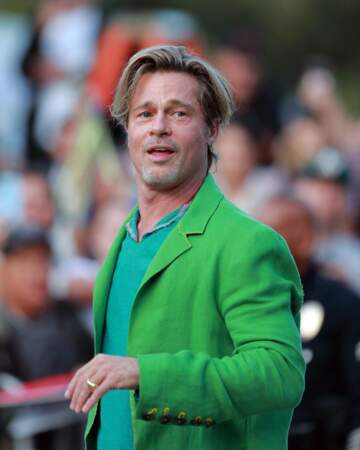 Brad Pitt a assorti son costume vert flashy à un t-shirt turquoise, des baskets jaunes à bandes rouges et une chevalière en or