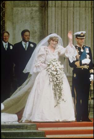 30 ans auparavant, le 29 juillet 1981, c'est Lady Diana Spencer qui marquait son époque. Pour dire Oui au prince Charles, la jeune femme portait une création à la traine de 8 mètres signée Elizabeth et David Emanuel.