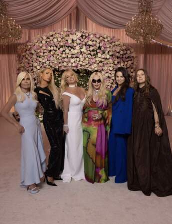 C'est à Donatella Versace que Britney Spears a confié la création de sa robe de mariée. La chanteuse américaine a dit oui à Sam Asghari le 9 juin 2022 dans un modèle minimaliste spécialement crée pour elle et doté d'une traîne de plus de quatre mètres.