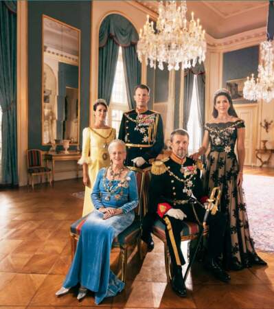 Margrethe II du Danemark entourée de ses deux fils, Frederik et Joachim après leur brouille, le 28 décembre 2022