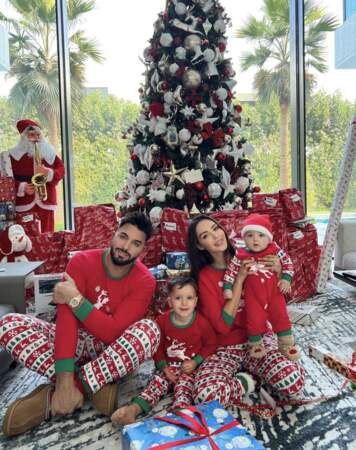 Nabilla, Thomas Vergara avec Millan et Leyann en pyjama de Noël