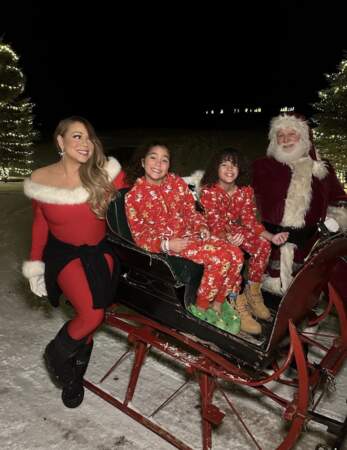 Mariah Carey et ses enfants en pyjama de Noël sur le traineau du Père Noël