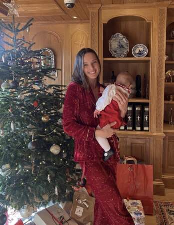 Ilona Smet avec son bébé, en pyjama de Noël