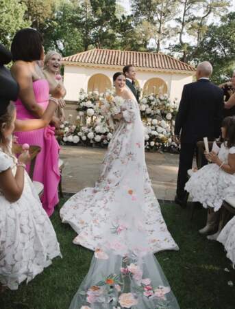 Des manches ballons et un imprimé de fleurs de Californie, d'Oklahoma, et l'Italie pour la robe Monique Lhuillier portée par Sophia Bush, à l'occasion de son mariage avec Grant Hughes, le 10 juin 2022.