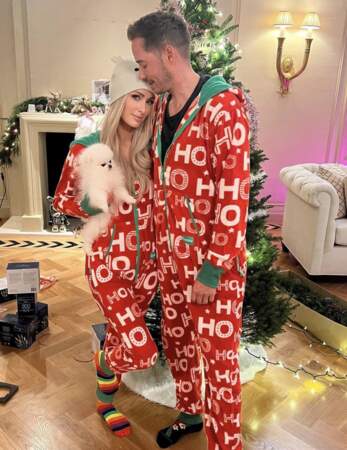 Paris Hilton et son mari Carter Reum, en pyjama de Noël