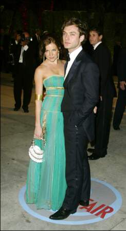 Jude Law et Sienna Miller à Los Angeles, en février 2004.