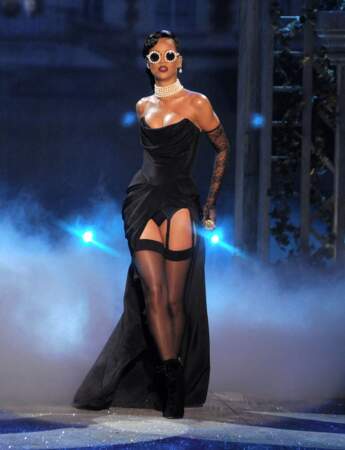 Rihanna en robe Vivienne Westwood couture lors du défilé "Victoria's Secret" à New York, le 7 novembre 2012.