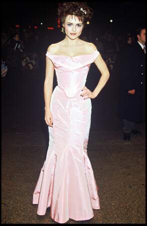 Helena Bonham Carter en robe Vivienne Westwood à Londres en 1997.