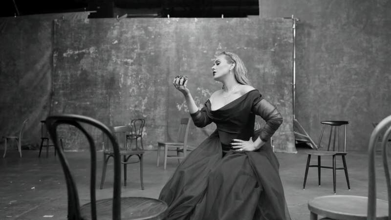 Adele en robe Vivienne Westwood couture dans son clip "Oh My God"