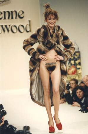 Carla Bruni en manteau fausse fourrure et string assorti au défilé Vivienne Westwood en mars 1994
