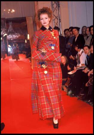 Le tartan, imprimé iconique lors du défilé de mode Vivienne Westwood PAP AH 1993 - 1994 à Paris