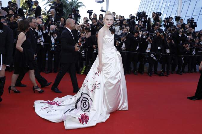Elle Fanning en robe Vivienne Westwood Couture au 70ème Festival International du Film de Cannes, le 17 mai 2017.