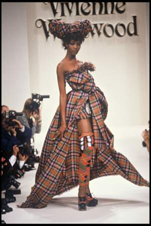 Naomi Campbell au défilé Vivienne Westwood Haute Couture Automne Hiver 1993 - 1994
