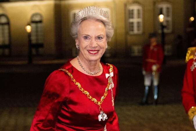 La princesse Benedikte déposait un diadème de perles poirées sur sa tête, le 1er janvier 2023. Ayant appartenu à Désirée Clary, l'ancienne fiancée de Napoléon, cet accessoire de tête luxueux est orné de rubis