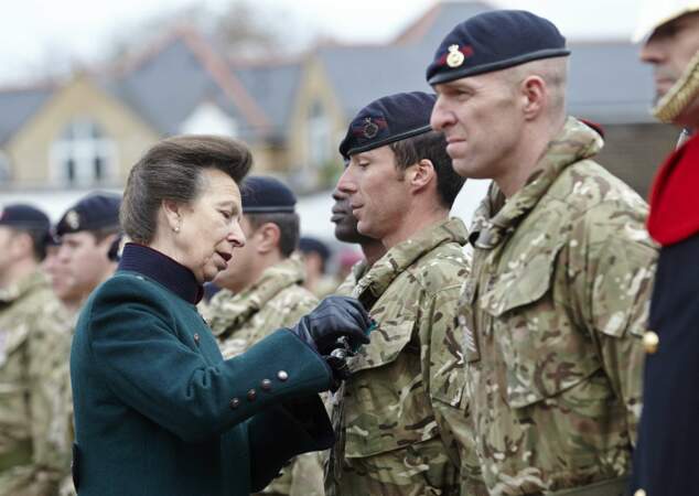 La princesse Anne d'Angleterre  
renoue avec sa coiffure signature le 4 décembre 2013