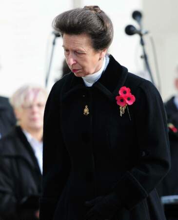 La princesse Anne d'Angleterre arbore un chignon à la cérémonie de l'Armistice à Stafford, le 11 novembre 2015