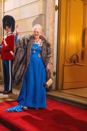 La reine Margrethe II de Danemark a porté une longue robe bleue électrique pour le dîner de Nouvel An au palais d'Amalienborg de Copenhague, le 1er janvier 2023