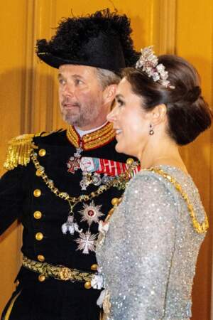 La princesse Mary de Danemark était coiffée d'un chignon XXL au dîner de Nouvel An à Copenhague, le 1er janvier 2023