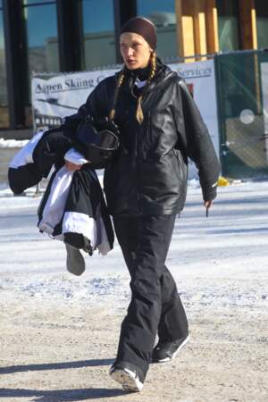 Bella Hadid en ensemble de ski noir à Aspen, le 19 décembre 2022