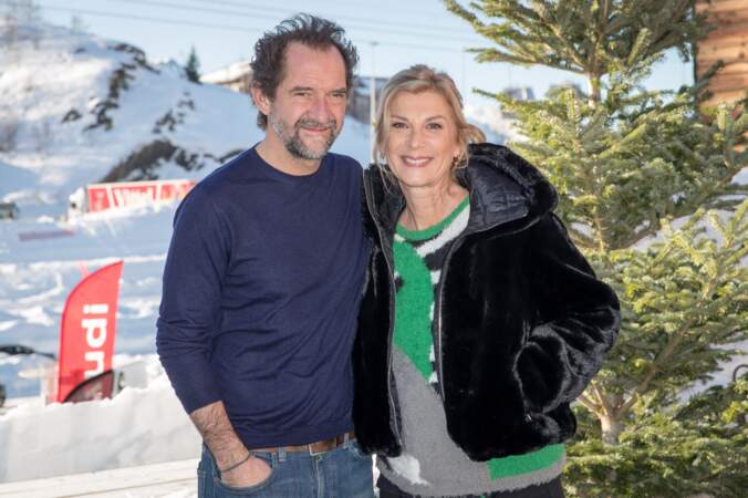 Stéphane De Groodt et Michèle Laroque en tenue de ski à l'Alpe d'Huez, le 16 janvier 2020