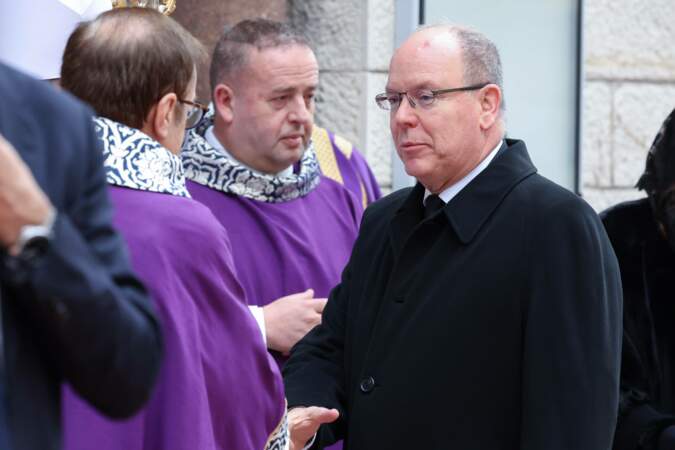 Le prince Albert II s'apprête à entrer dans la cathédrale de Monaco pour la messe en l'hommage de Bernard Barsi