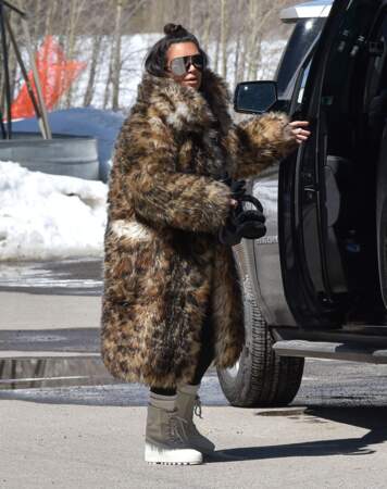 Kim Kardashian enfile un long manteau en fourrure dans le Colorado, le 6 avril 2016
