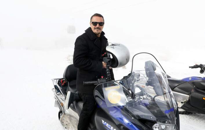 José Garcia en tenue monochrome et noire pour faire de la moto-neige à  l'Alpe d'Huez, le  21 janvier 2022