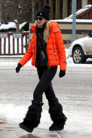 Elle Macpherson, le top-model  australien avec un bonnet Moncler et une doudoune orange se rend dans un magasin de location de skis à Aspen, le 21 décembre 2015