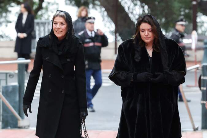 La princesse Caroline et Mélanie-Antoinette de Massy sont couvertes de noir pour signifier leur deuil ce 4 janvier 2023