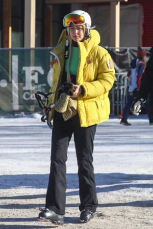 Gigi Hadid se fait remarquer grâce à la couleur jaune de sa doudoune  à Aspen, le19 décembre 2022