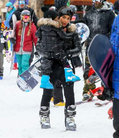 Kim Kardashian en total-look noir  dans la station de ski de Vail dans le Colorado, le 5 avril 2016
