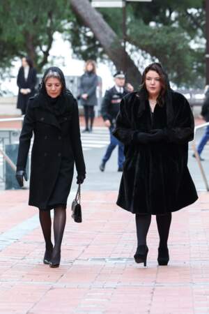 La princesse Caroline et Melanie-Antoinette de Massy arrivent à la cathédrale de Monaco pour les obsèques de l'archevêque Bernard Barsi le 4 janvier 2023