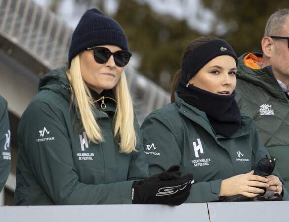La princesse Mette Marit de Norvège et son bandeau en maille noir au Festival de ski à Holmenkollen, le 6 mars 2022