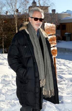 Thierry Lhermitte et ses lunettes de soleil rectangulaires à l'Alpe d'Huez le 18 janvier 2022