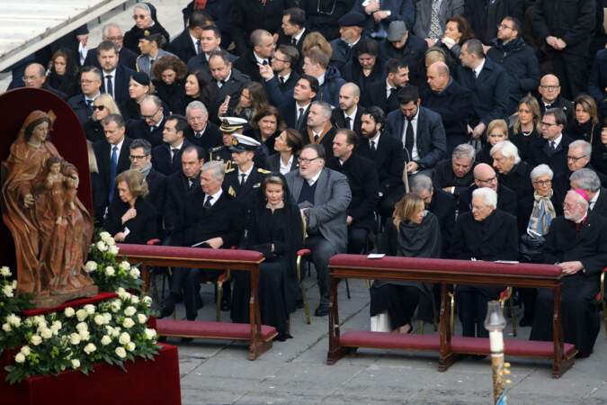 Philippe de Belgique et Mathilde de Belgique ont assisté aux obsèques de Benoit XVI, ce jeudi 5 janvier, place Saint-Pierre
