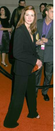 Julia Roberts élégante en costume noir pour la cérémonie des 28 ème People's Choice Awards à Pasadena