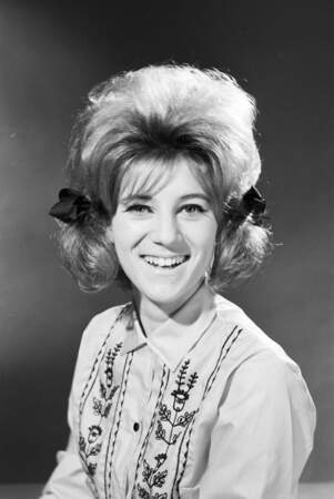 Sheila et sa coiffure mythique au début de sa carrière, ses fameuses couettes, le 22 mai 1963