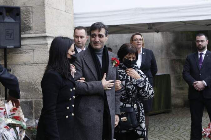 Très ému, João Lança salue les nombreux anonymes venus rendre un dernier hommage à sa mère Linda de Suza lors de ses obsèques en l'église Saint Gervais-Saint Protais de Gisors, le vendredi 6 janvier 2023